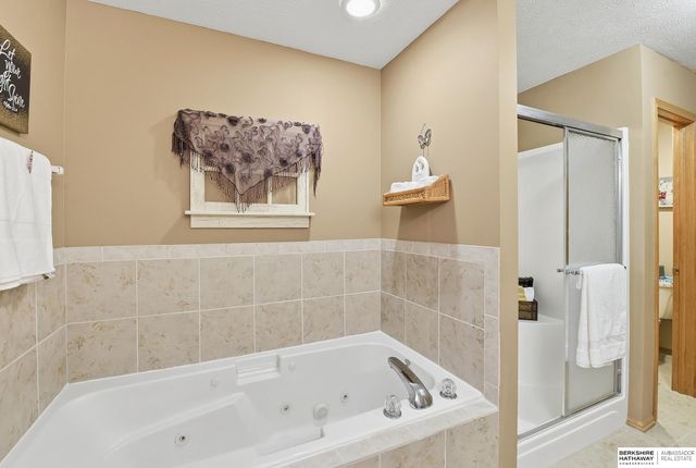 15512 Parker Street, Omaha, NE 68154