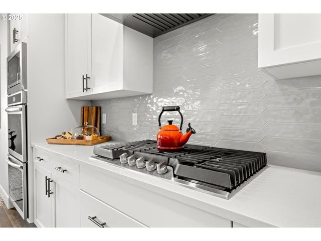 15754 Sw VANDERWOOD Ave, Portland, OR 97224