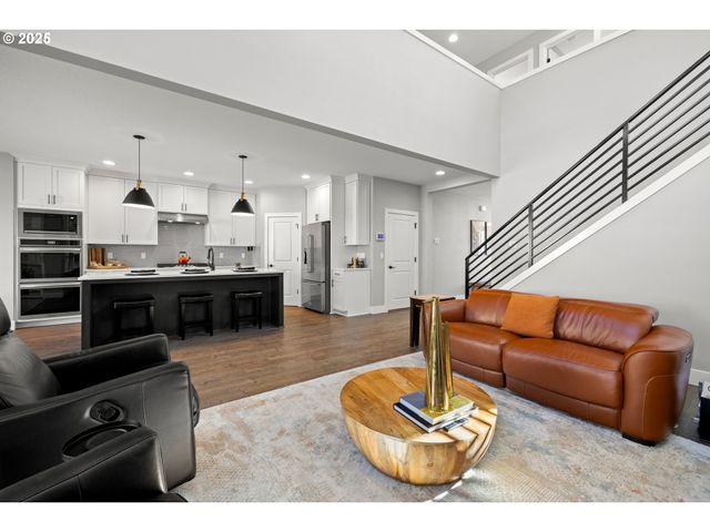 15754 Sw VANDERWOOD Ave, Portland, OR 97224