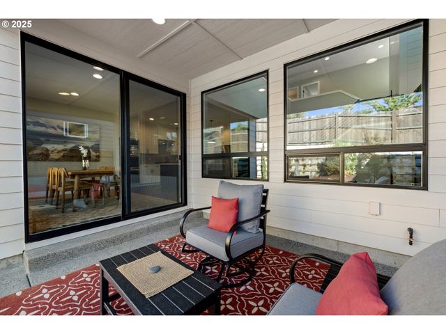 15754 Sw VANDERWOOD Ave, Portland, OR 97224