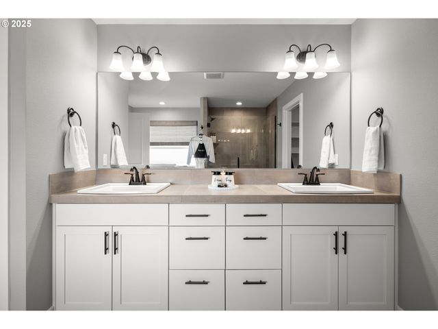 15754 Sw VANDERWOOD Ave, Portland, OR 97224