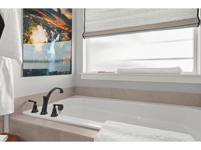 15754 Sw VANDERWOOD Ave, Portland, OR 97224