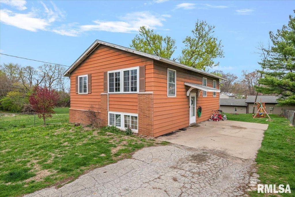 105 E MILL Street, Rochester, IL 62563
