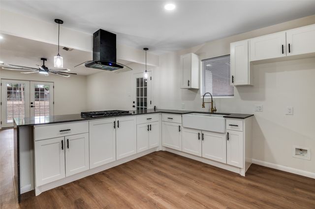 713 Hilltop Circle, Desoto, TX 75115