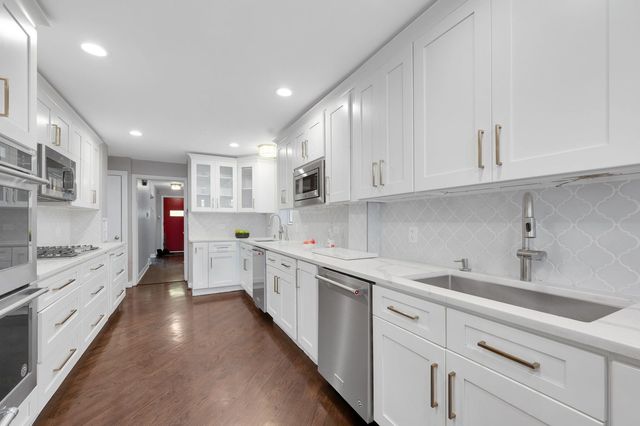 3123 W Chase Avenue, Chicago, IL 60645