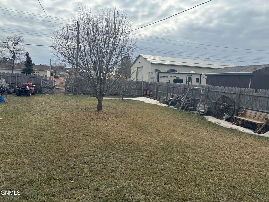 408 South Avenue E, Glen Ullin, ND 58631 photo 24