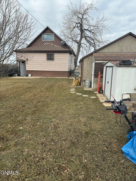 408 South Avenue E, Glen Ullin, ND 58631 photo 25