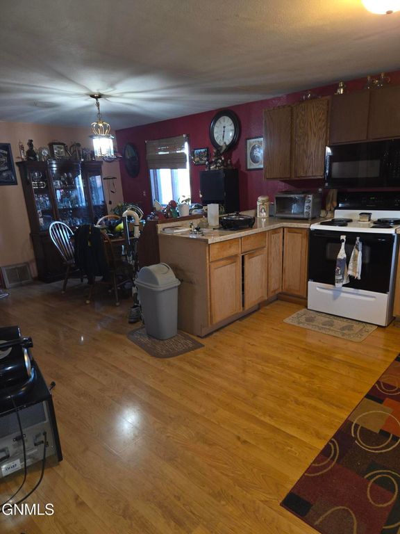 408 South Avenue E, Glen Ullin, ND 58631 photo 8