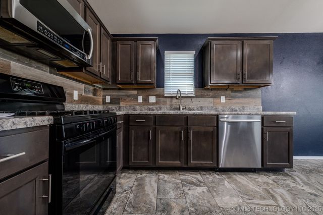 5811 E 146th Place S, Tulsa, OK 74008