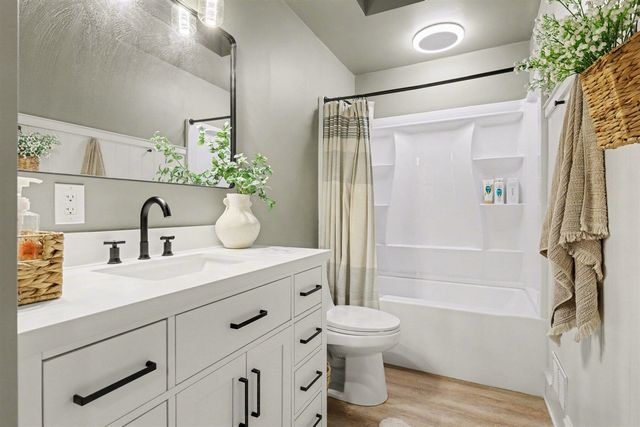 770 Brownwood Avenue, Grand Rapids, MI 49504