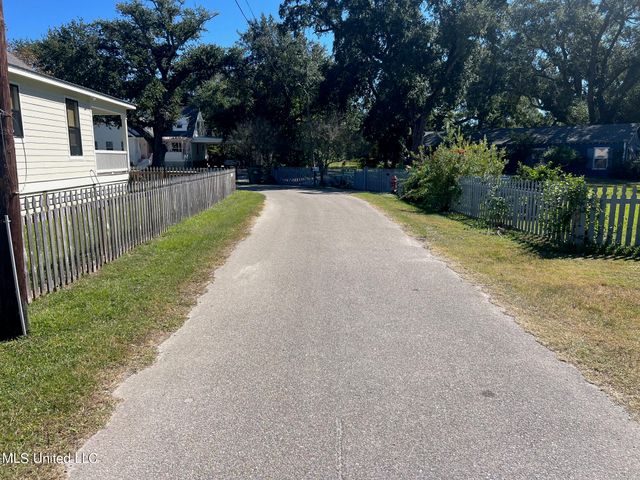 204 Caron Lane, Bay Saint Louis, MS 39520