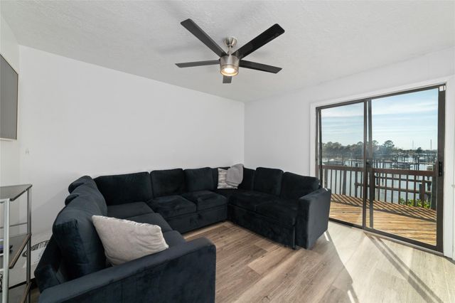 717 Davis Road, League City, TX 77573