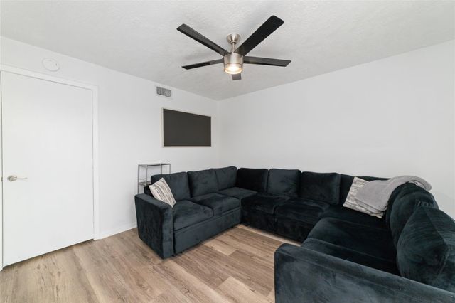 717 Davis Road, League City, TX 77573