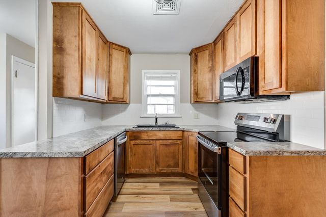 834 Big Bend Rd, Wichita, KS 67218