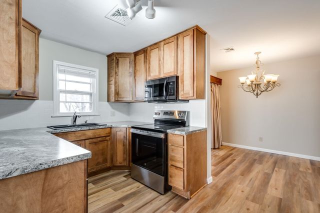 834 Big Bend Rd, Wichita, KS 67218