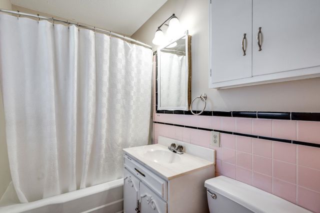 834 Big Bend Rd, Wichita, KS 67218