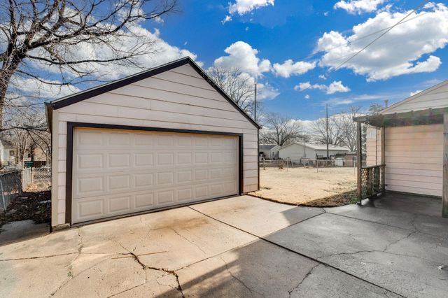 834 Big Bend Rd, Wichita, KS 67218