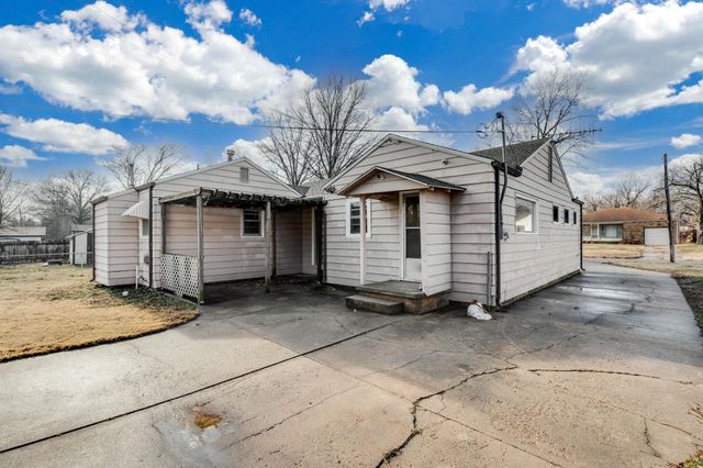 834 Big Bend Rd, Wichita, KS 67218