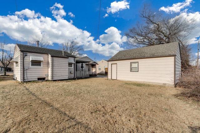 834 Big Bend Rd, Wichita, KS 67218