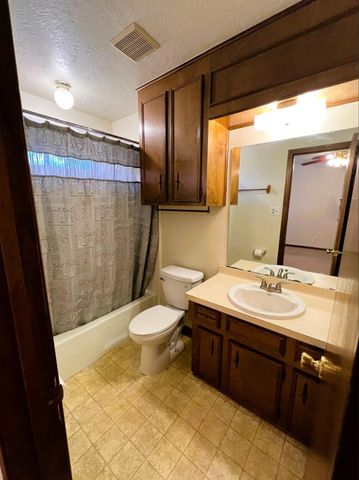 102 Briar Ridge Drive, Bellville, TX 77418