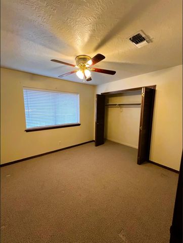 102 Briar Ridge Drive, Bellville, TX 77418