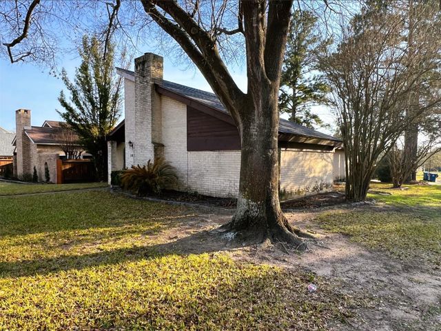 102 Briar Ridge Drive, Bellville, TX 77418