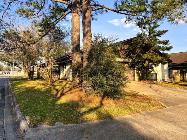 102 Briar Ridge Drive, Bellville, TX 77418