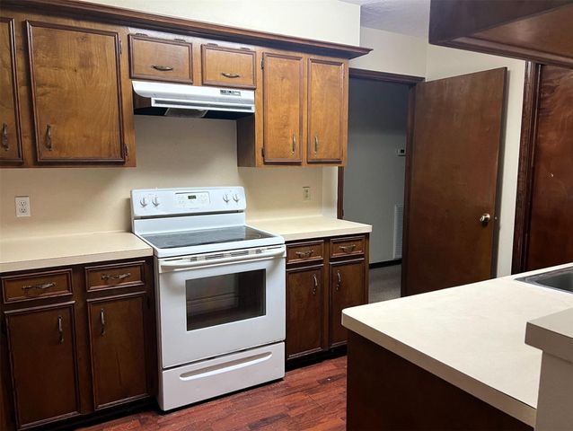 102 Briar Ridge Drive, Bellville, TX 77418