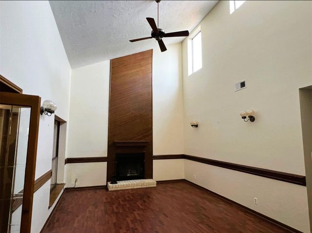 102 Briar Ridge Drive, Bellville, TX 77418