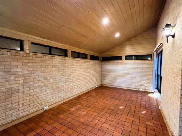 102 Briar Ridge Drive, Bellville, TX 77418