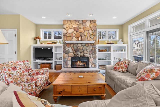 2 Lincoln PARKWAY, Williams Bay, WI 53191