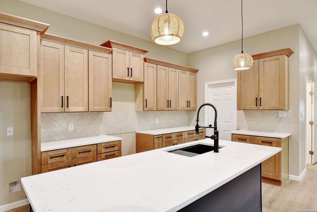 355 County Road 2646, Moore, TX 78057