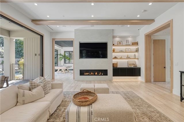 4050 Contera Road, Encino, CA 91436
