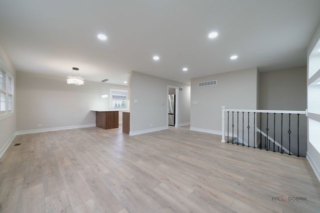 214 W Hintz Road, Arlington Heights, IL 60004