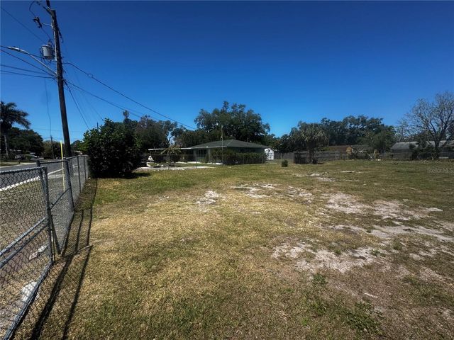 121 33RD AVENUE E, Bradenton, FL 34208