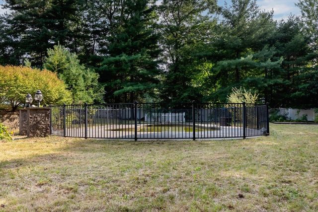 13 Arrowhead Path, Halifax, MA 02338