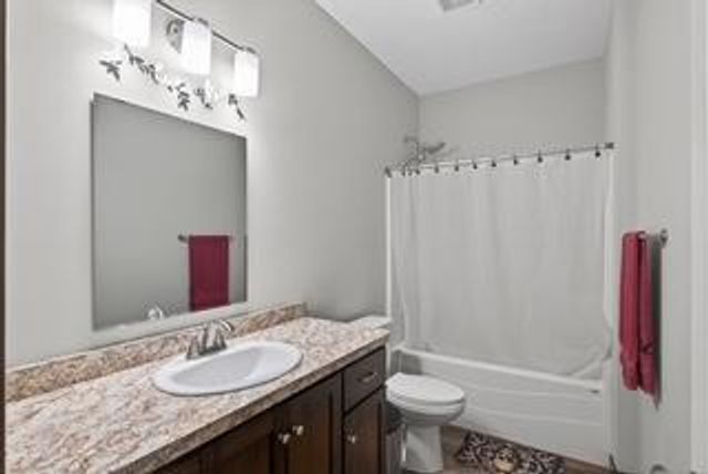 211 8th Avenue NE, Isanti, MN 55040