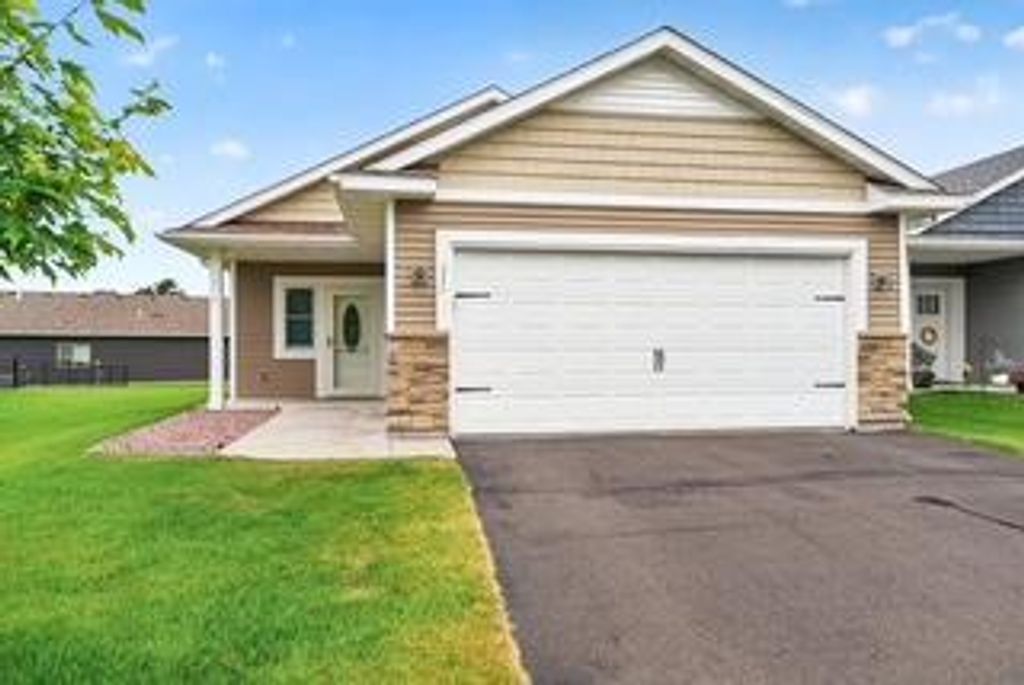 211 8th Avenue NE, Isanti, MN 55040