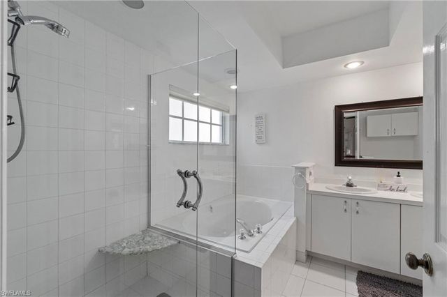 102 Tuscana CT # 901, Naples, FL 34119