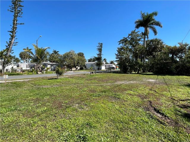 12135 Hibiscus DR, Fort Myers, FL 33908