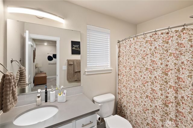 211 Norpoint Way NE, Tacoma, WA 98422