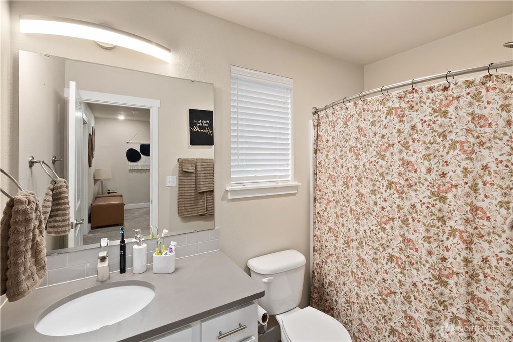 Image 10 of property listing at 211 Norpoint Way NE, Tacoma, WA 98422