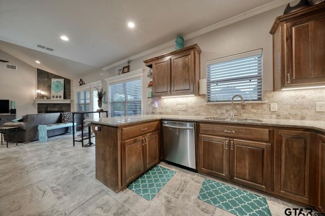 312 Kingdom Blvd, Lindale, TX 75771