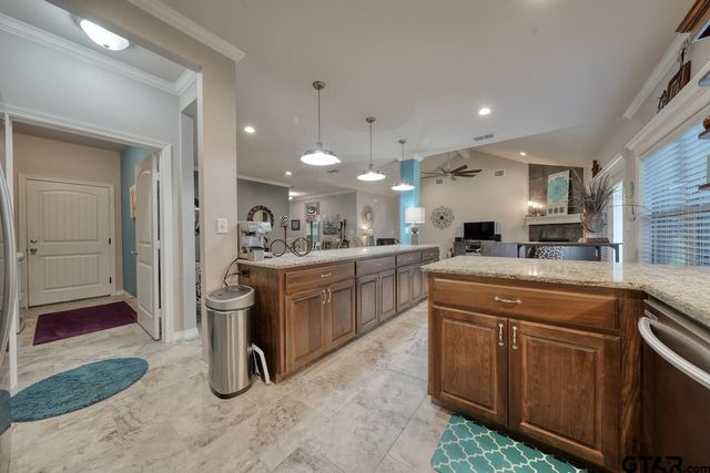312 Kingdom Blvd, Lindale, TX 75771