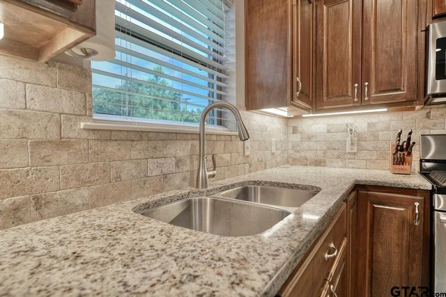 312 Kingdom Blvd, Lindale, TX 75771