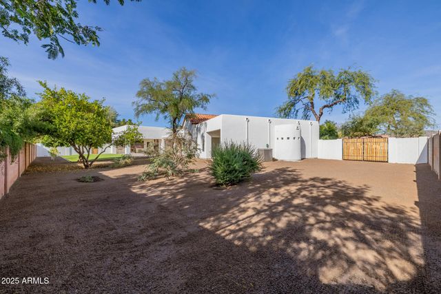 8451 W DALEY Lane, Peoria, AZ 85383