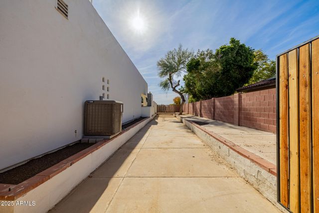 8451 W DALEY Lane, Peoria, AZ 85383