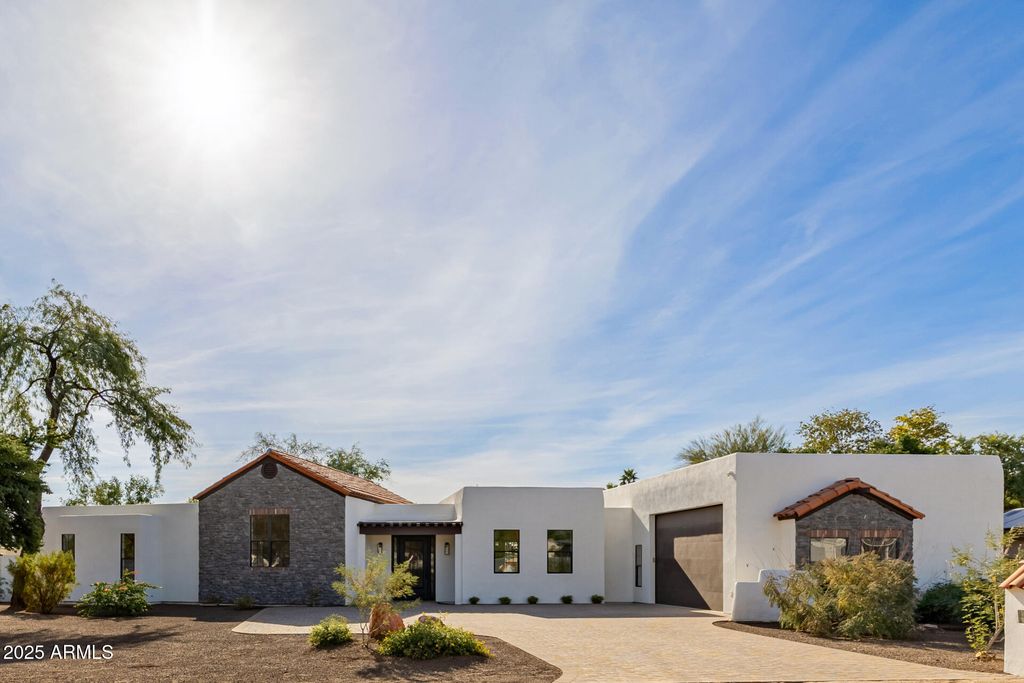 8451 W DALEY Lane, Peoria, AZ 85383