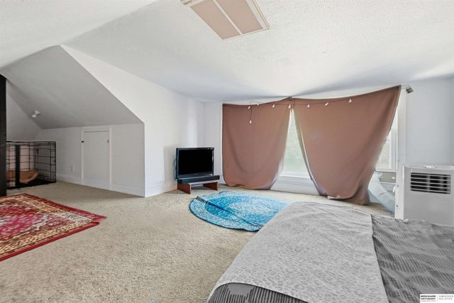 5560 Poppleton Avenue, Omaha, NE 68106