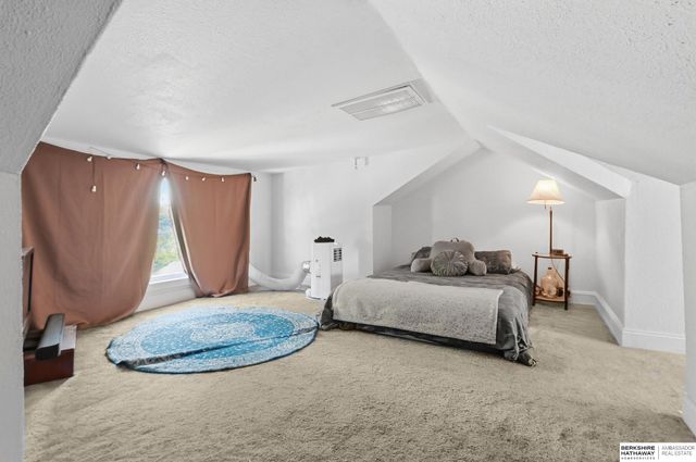 5560 Poppleton Avenue, Omaha, NE 68106